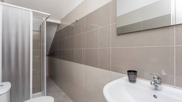 Dusche, Haartrockner, Handtücher