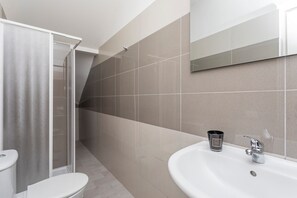 Regadera, secadora de cabello, toallas 