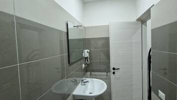 Dusche, Haartrockner, HandtĂŒcher