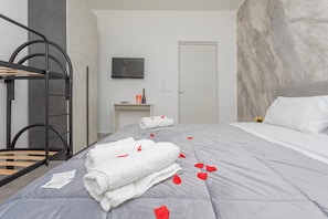 Iron/ironing board, WiFi, bed sheets