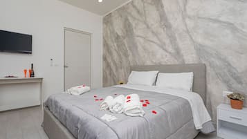 Iron/ironing board, WiFi, bed sheets