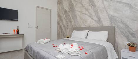 Iron/ironing board, WiFi, bed sheets