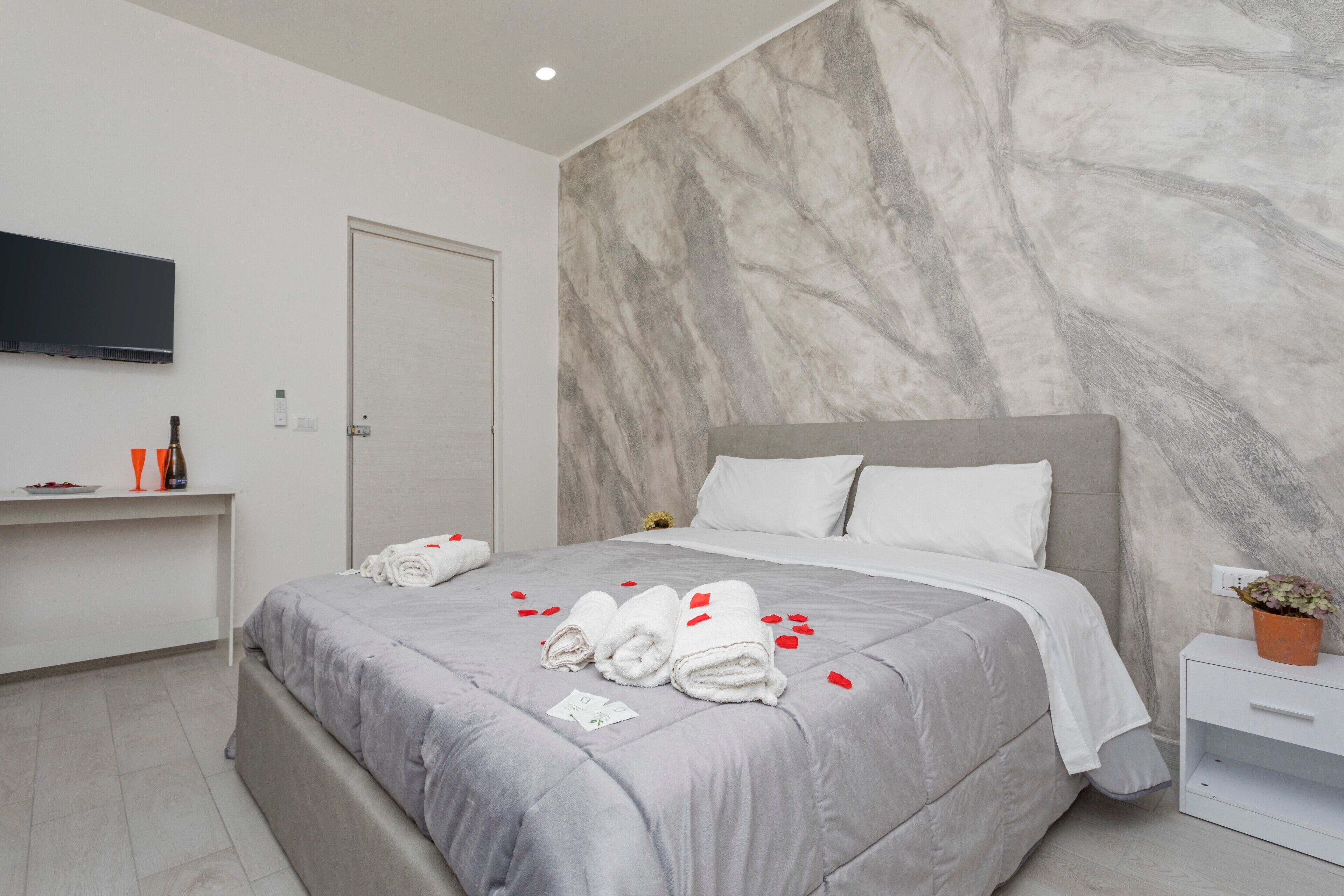 Tabla de planchar con plancha, wifi y ropa de cama 