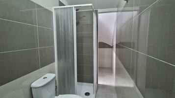 Dusche, Haartrockner, HandtĂŒcher