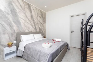 Tabla de planchar con plancha, wifi y ropa de cama 