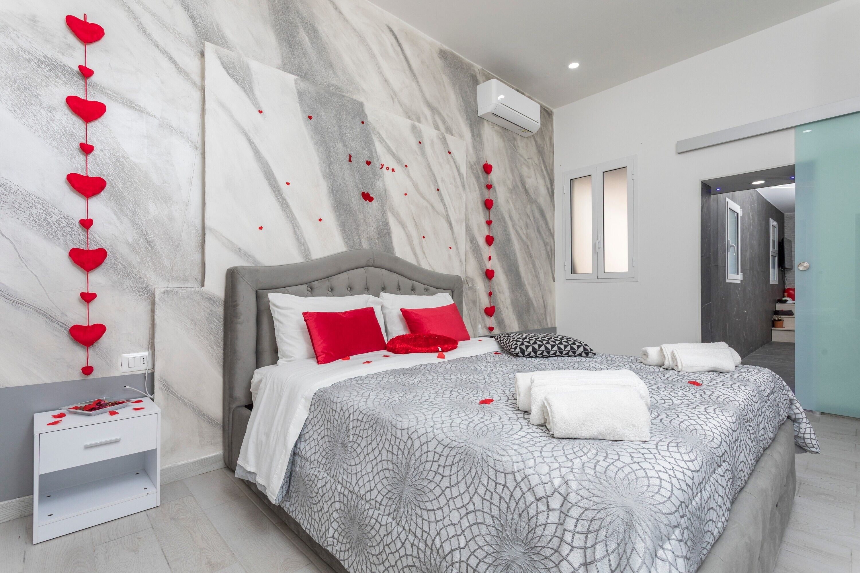 Tabla de planchar con plancha, wifi y ropa de cama 