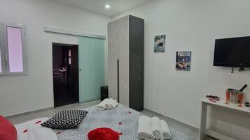 BĂŒgeleisen/BĂŒgelbrett, WLAN, BettwĂ€sche