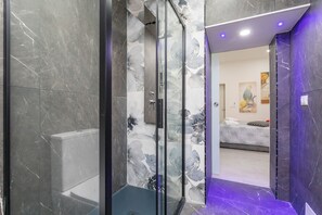 Douche, sèche-cheveux, serviettes fournies