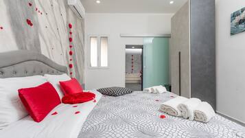 Iron/ironing board, WiFi, bed sheets