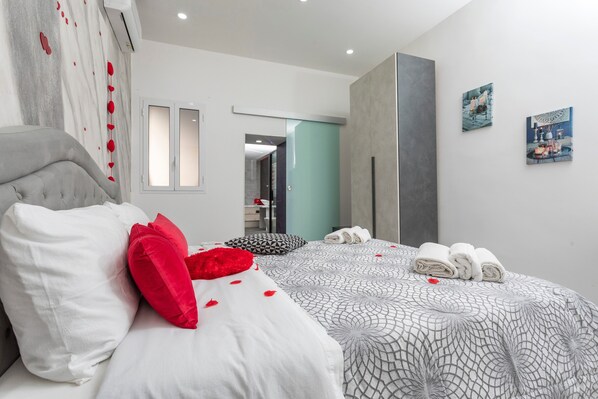 Tabla de planchar con plancha, wifi y ropa de cama 