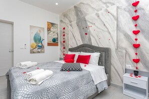 Iron/ironing board, WiFi, bed sheets