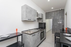 Réfrigérateur, micro-ondes, cafetière/bouilloire, bouilloire électrique