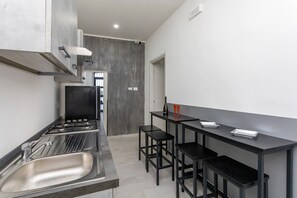 Refrigerador, microondas, cafetera y tetera y tetera eléctrica 