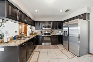 Fridge, microwave, oven, stovetop - Grandma’s Cozy Retreat | 2 Kings•Pool Table•Grill (Valrico)