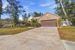 Exterior - Grandma's Cozy Retreat | Pool Table | 2 KINGS (Valrico)