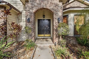 Exterior detail - Grandma’s Cozy Retreat | 2 Kings•Pool Table•Grill (Valrico)
