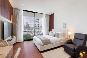 Estudio de lujo, balcón, vista a la ciudad | Tabla de planchar con plancha, cunas, wifi gratis y ropa de cama 