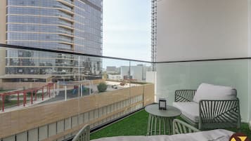 Estudio de lujo, balcón, vista a la ciudad | Balcón