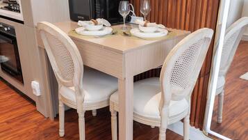 Estudio de lujo, balcón, vista a la ciudad | Servicio a la habitación