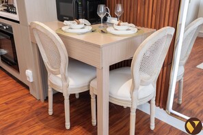 Estudio de lujo, balcón, vista a la ciudad | Servicio a la habitación