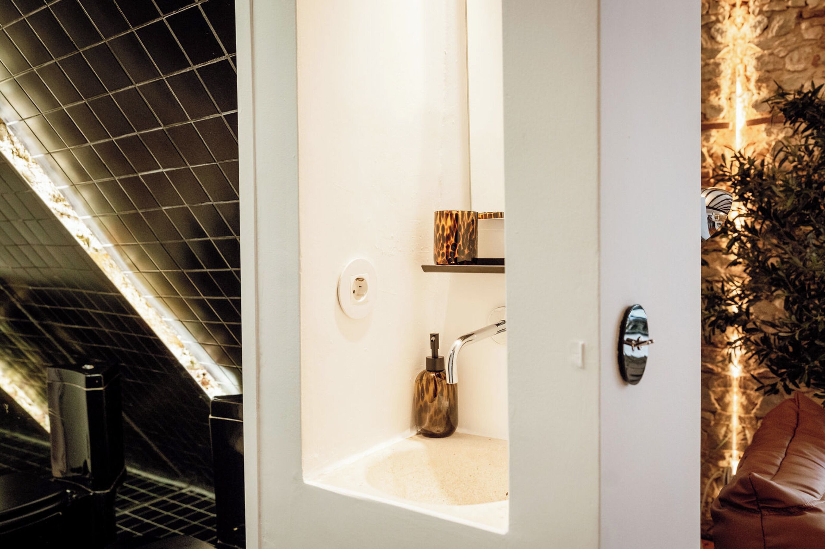Ein modernes Badezimmer mit Oberlicht, Waschbecken und Spiegel.