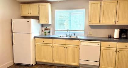 3-bedroom farmhouse in tranquil Gardiner with cool AC & wood burning stove.