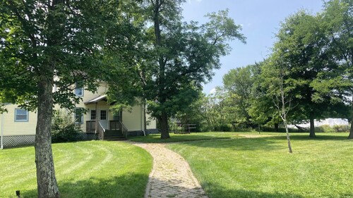 3-bedroom farmhouse in tranquil Gardiner with cool AC & wood burning stove.