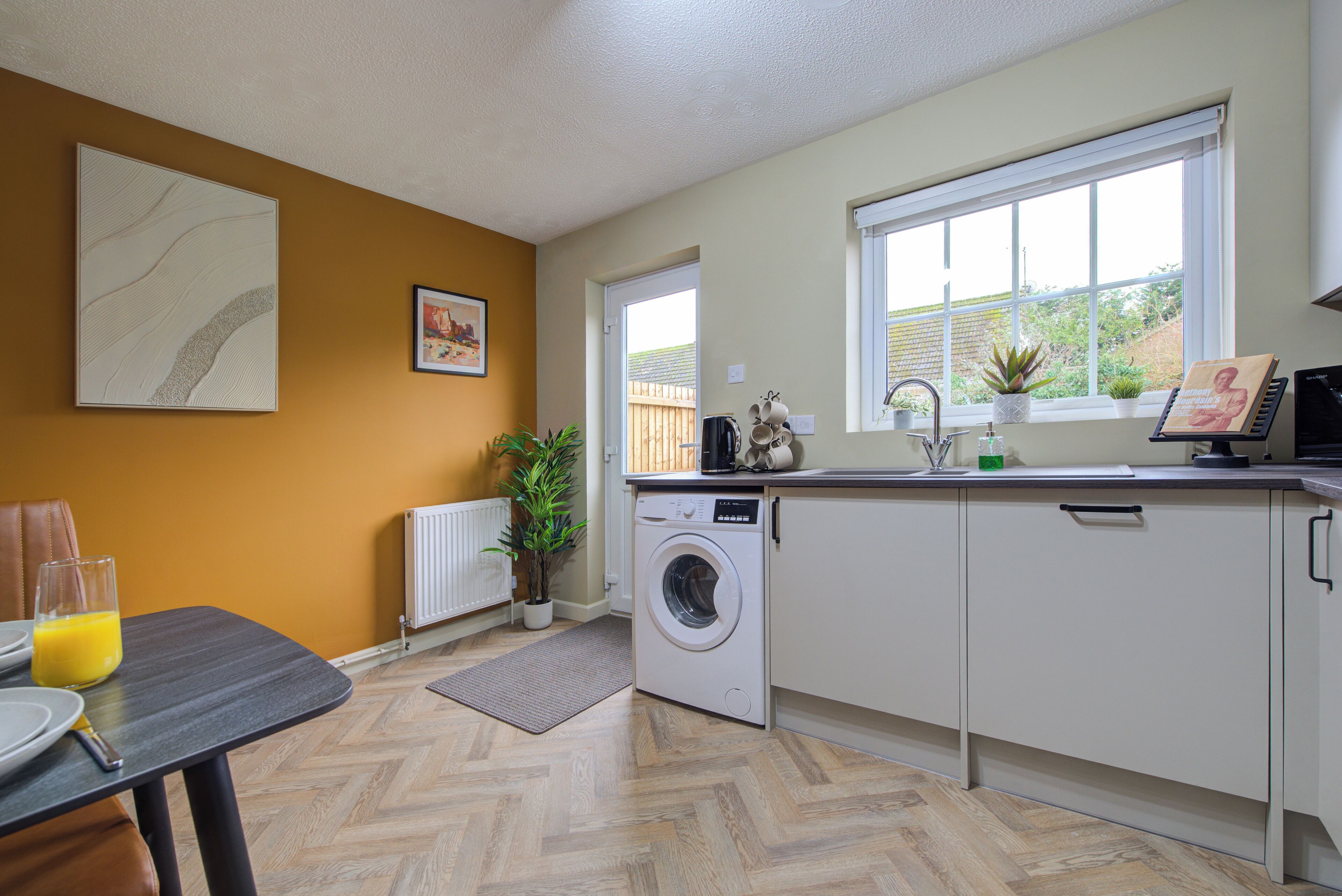 Jääkaappi, mikroaaltouuni, uuni, liesi