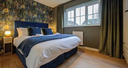 Aveland House town location sleeps 5 with parking