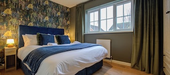 Aveland House town location sleeps 5 with parking