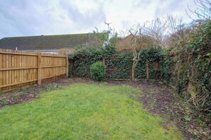 Property grounds - Central 3-Bedroom House · Sleeps 5 · Parking (Bourne)