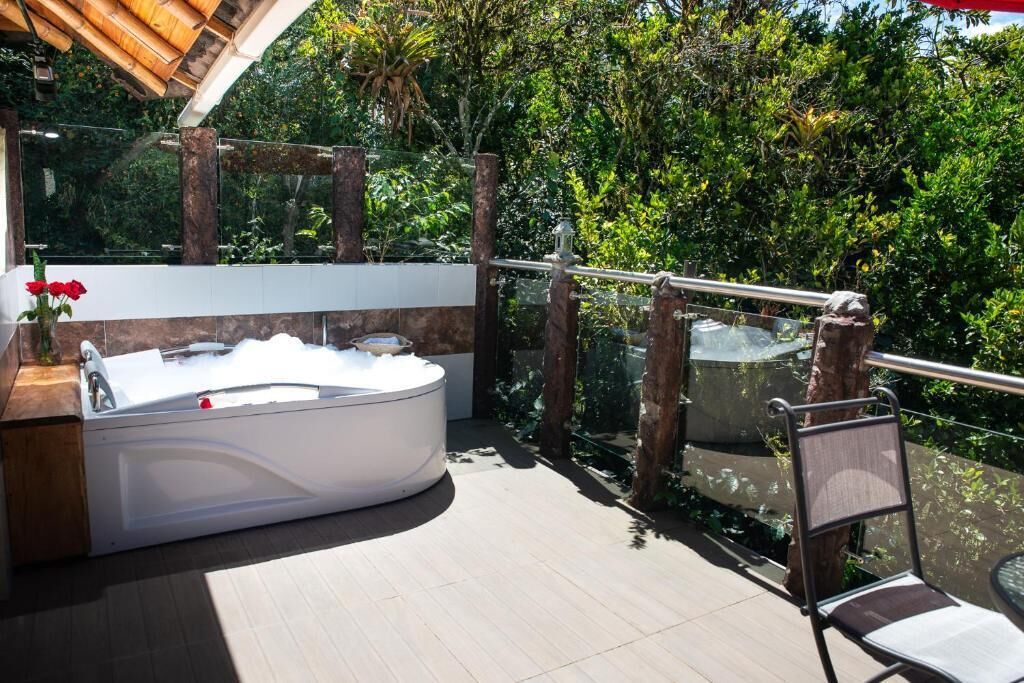 Suite, balcón, vista al jardín | Tina de hidromasaje al aire libre