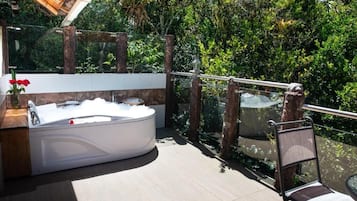 Suite, balcón, vista al jardín | Tina de hidromasaje al aire libre
