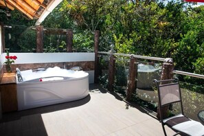 Suite, balcón, vista al jardín | Tina de hidromasaje al aire libre