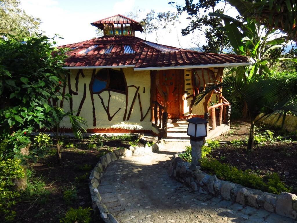 Suíte, sacada, vista para o jardim | Fachada