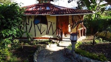 Suíte, sacada, vista para o jardim | Fachada