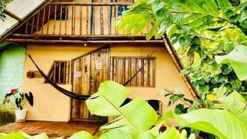 Chambre Standard avec lits jumeaux, balcon, vue jardin | Extérieur