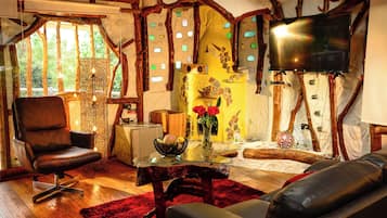 Suite, Balcony, Garden View | Living area