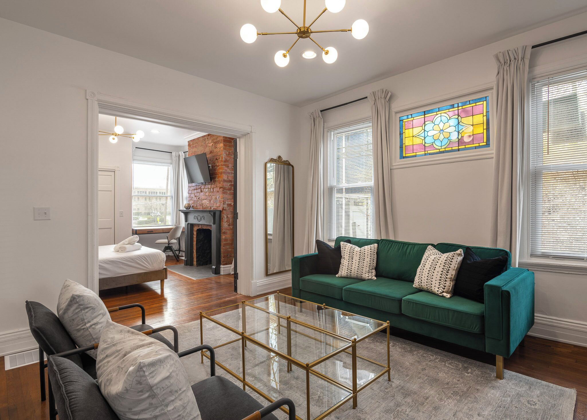 Skrivebord, strykejern/-brett, reiseseng for barn og wi-fi (inkludert)