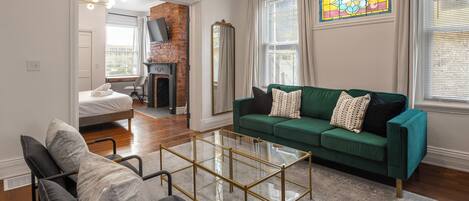 Skrivebord, strykejern/-brett, reiseseng for barn og wi-fi (inkludert)