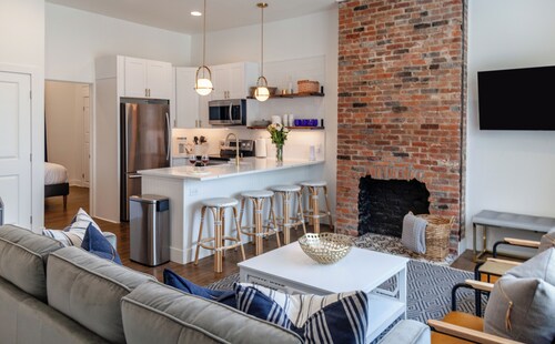 2 Large Renovated Houses with Driveway -Sleeps 42- 5 minutes to Downtown