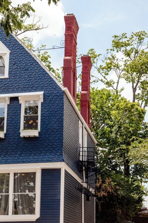Exterior - 2 Large Renovated Houses with Driveway -Sleeps 42- 5 minutes to Downtown (Cincinnati)