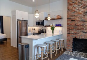 Een koelkast, een microgolfoven, een oven, een kookplaat