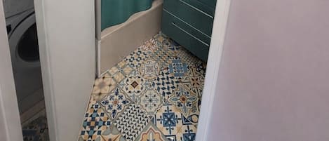 Secadora de cabello y papel de baño
