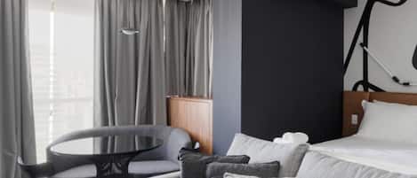 Estudio superior, vistas a la ciudad | Cortinas opacas, tabla de planchar con plancha, wifi gratis