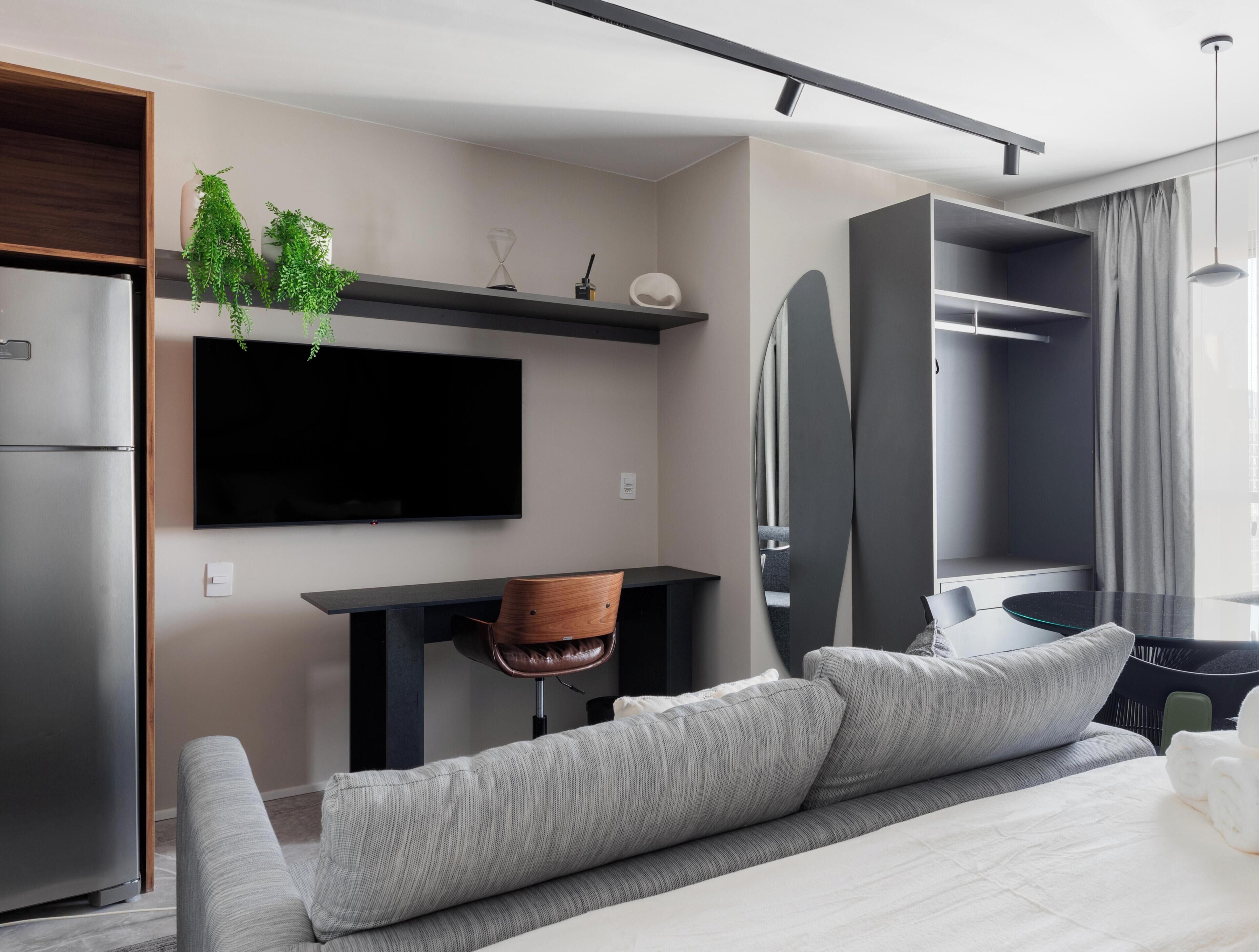 Estudio superior, vistas a la ciudad | Cortinas opacas, tabla de planchar con plancha, wifi gratis