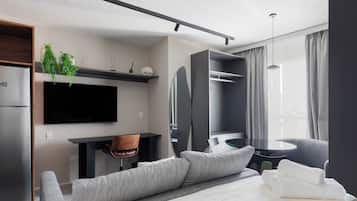 Estúdio superior, vista para a cidade | Cortinas blackout, ferros/tábuas de passar roupa, Wi-Fi de cortesia