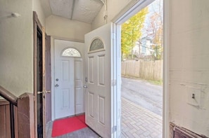 Interior - NEW! Cozy Adventure Filled Escape Free parking (Worcester)