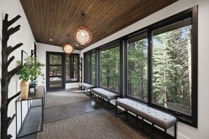 Interior - NEW! Sierra Sanctuary with Hot Tub (Truckee)