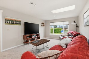 Una Smart TV, una chimenea